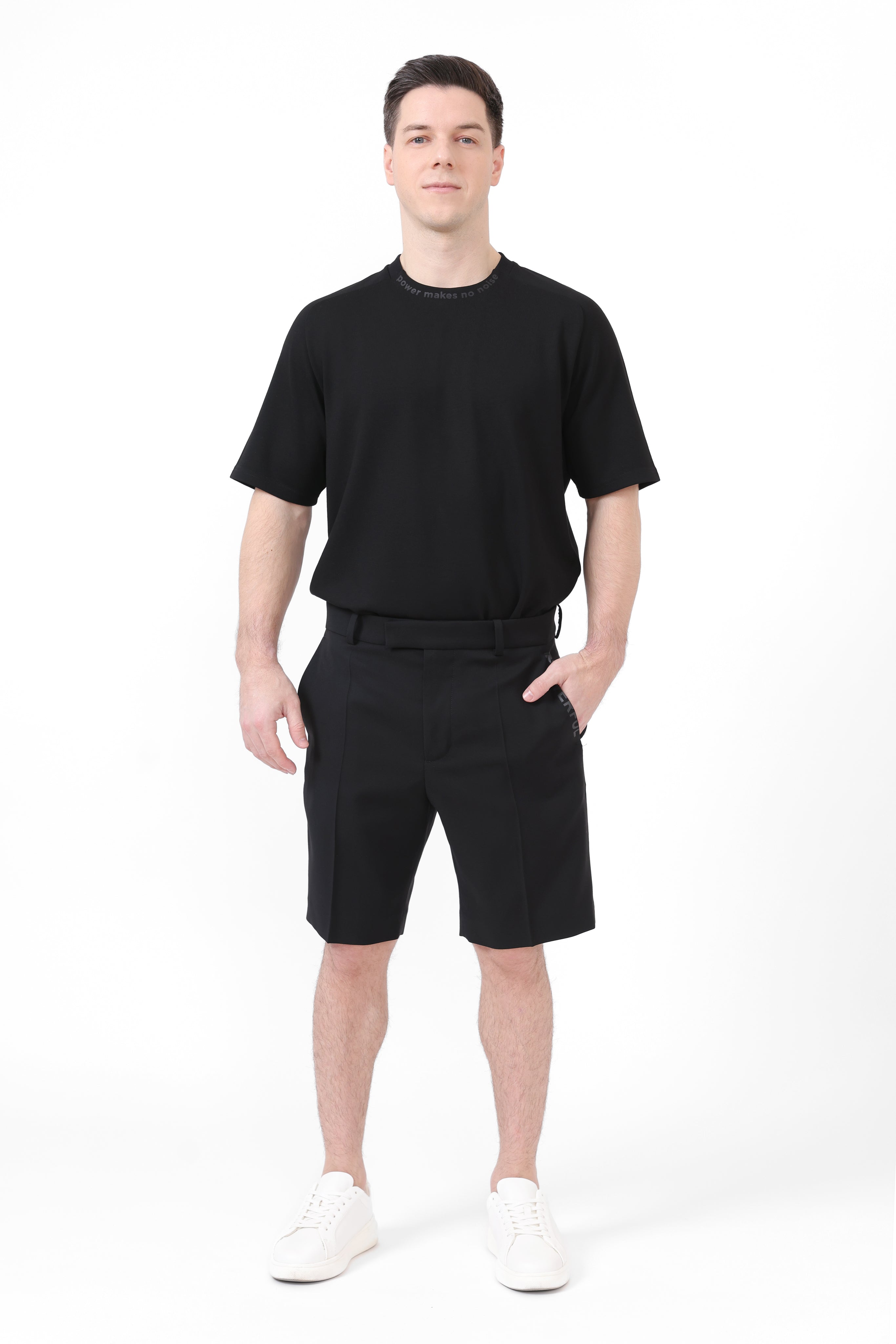 Pantaloni scurți croiți din lână